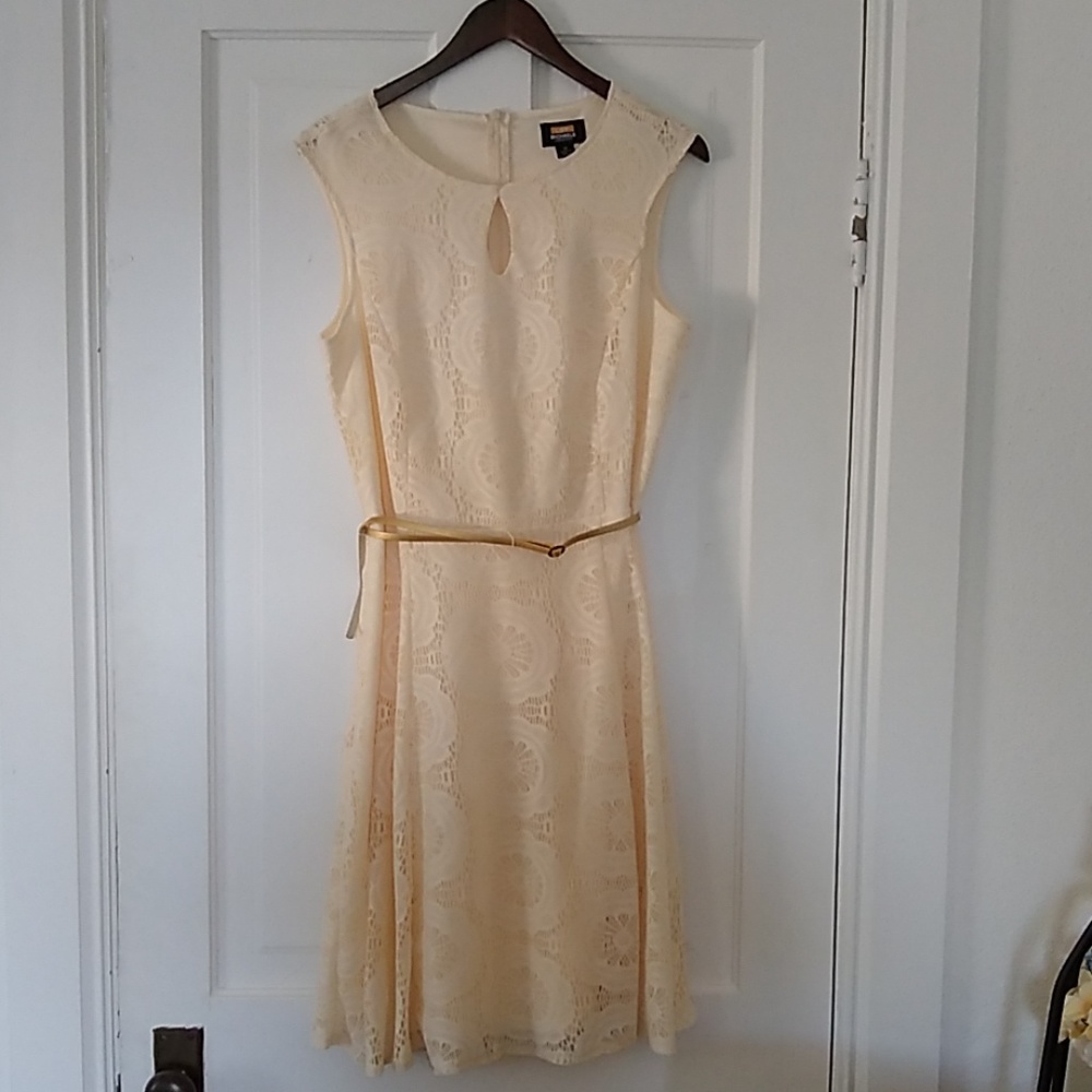 BRAND-NEW Cream lace dress